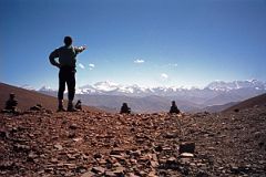 04 Jerome Ryan Points To Makalu, Lhotse, Everest, Gyachung Kang, Cho Oyu From Pang La.jpg